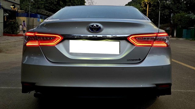 Second-hand 2020 Toyota Camry Hybrid 2.5 for sale in New Delhi-2