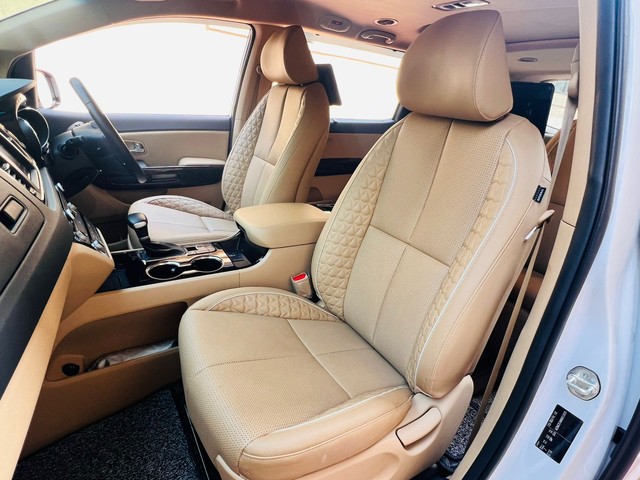 Second-hand 2022 Kia Carnival Limousine Plus for sale in Mumbai-13