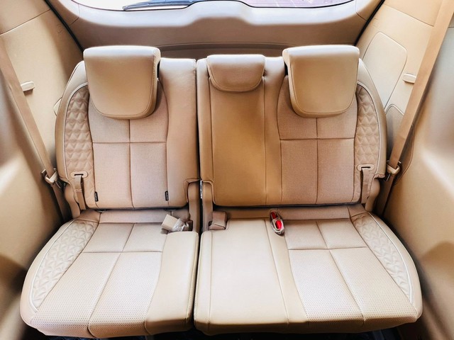 Second-hand 2022 Kia Carnival Limousine Plus for sale in Mumbai-14