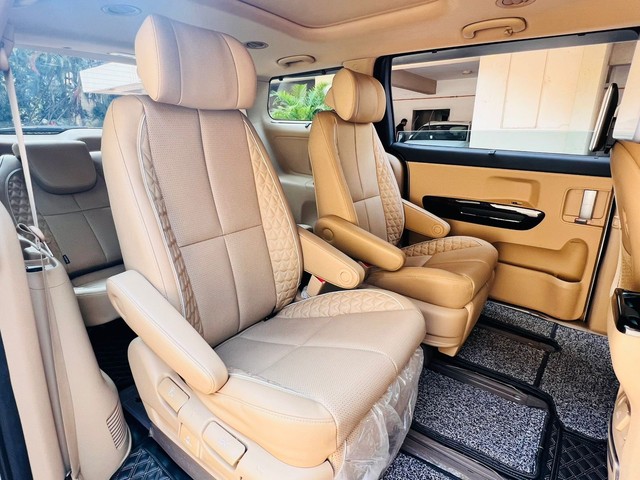 Second-hand 2022 Kia Carnival Limousine Plus for sale in Mumbai-11