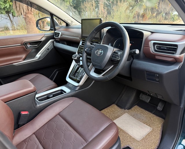 Second-hand 2023 Toyota Innova Hycross ZX Hybrid for sale in New Delhi-18