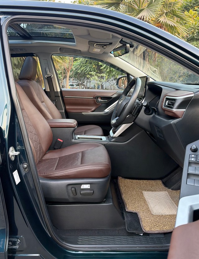 Second-hand 2023 Toyota Innova Hycross ZX Hybrid for sale in New Delhi-11