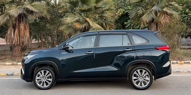 Second-hand 2023 Toyota Innova Hycross ZX Hybrid for sale in New Delhi-4