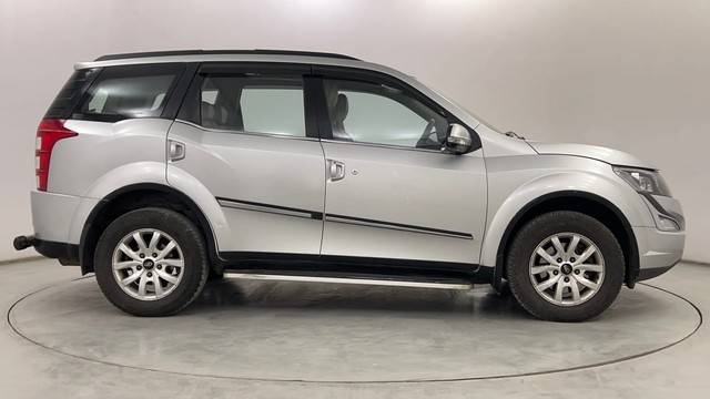 Second-hand 2016 Mahindra XUV500 W9 for sale in Pune-2