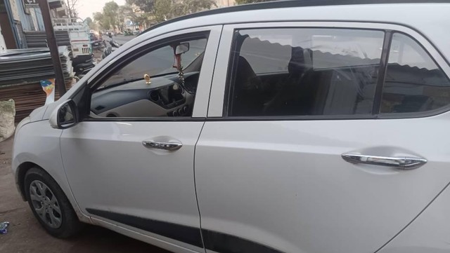 Second-hand 2013 Hyundai Grand i10 Sportz for sale in Rajkot-1