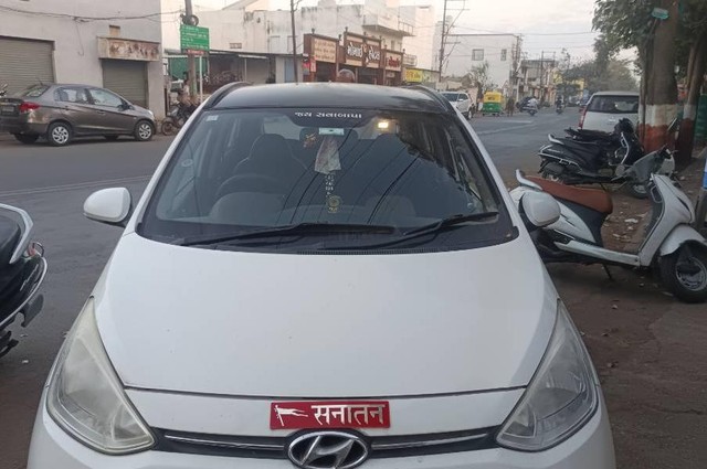 Second-hand 2013 Hyundai Grand i10 Sportz for sale in Rajkot-3