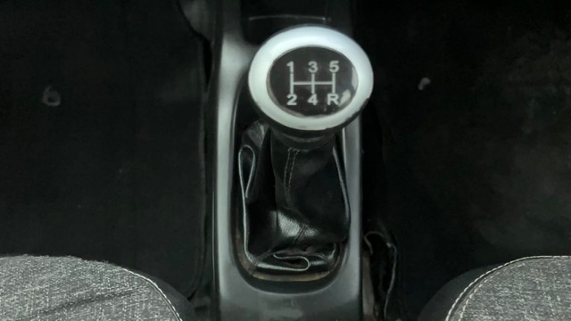 Second-hand 2014 Maruti Suzuki Wagon R VXI for sale in Ahmedabad-12