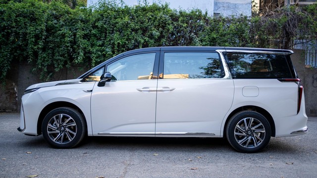 Second-hand 2025 MG M9 Presidential Limo for sale in New Delhi-3