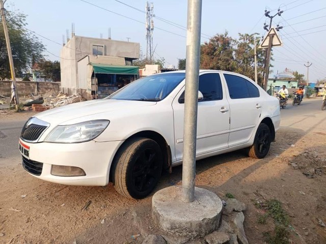 Skoda Laura Elegance 2.0 TDI CR MT Second-hand 2011 Skoda Laura Elegance 2.0 TDI CR MT for sale in Adilabad-1