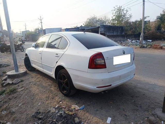 Skoda Laura Elegance 2.0 TDI CR MT Second-hand 2011 Skoda Laura Elegance 2.0 TDI CR MT for sale in Adilabad-3