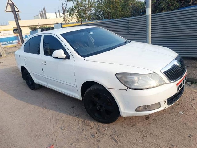 Skoda Laura Elegance 2.0 TDI CR MT Second-hand 2011 Skoda Laura Elegance 2.0 TDI CR MT for sale in Adilabad-0