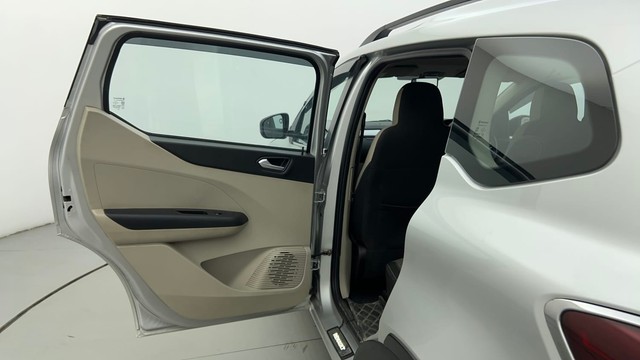 Second-hand 2023 Renault Triber RXZ for sale in Ahmedabad-23