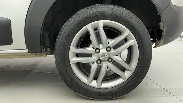 Second-hand 2023 Renault Triber RXZ for sale in Ahmedabad-19