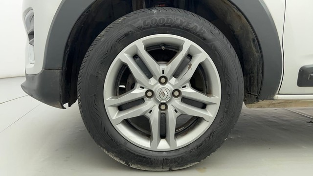 Second-hand 2023 Renault Triber RXZ for sale in Ahmedabad-20