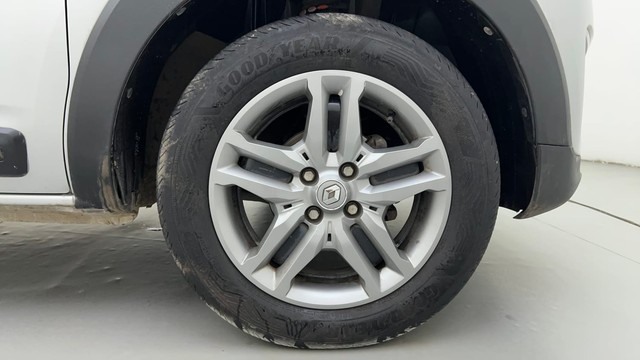 Second-hand 2023 Renault Triber RXZ for sale in Ahmedabad-17