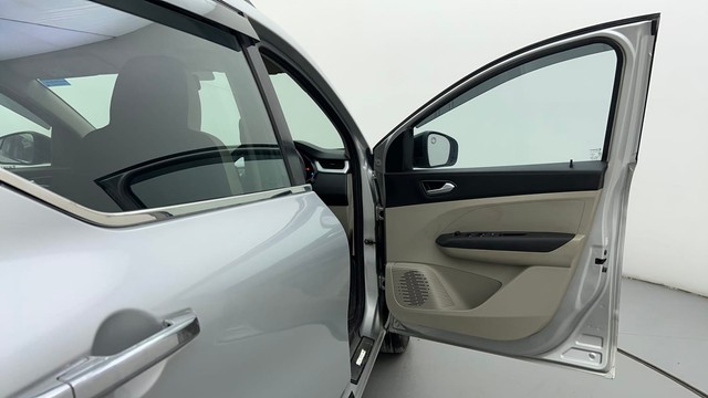 Second-hand 2023 Renault Triber RXZ for sale in Ahmedabad-16