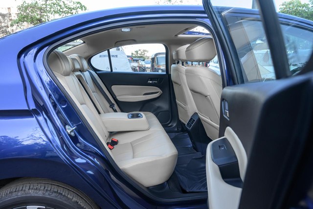 Second-hand 2024 Honda City ZX CVT for sale in Mumbai-9