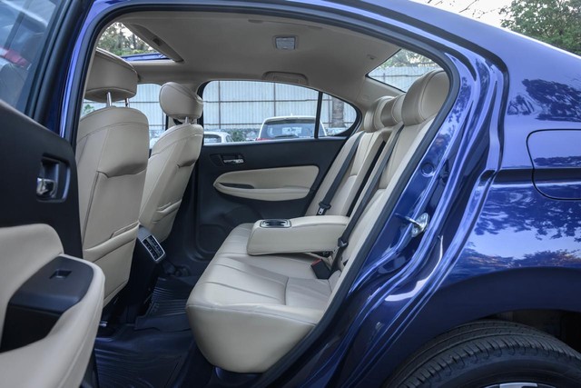 Second-hand 2024 Honda City ZX CVT for sale in Mumbai-12