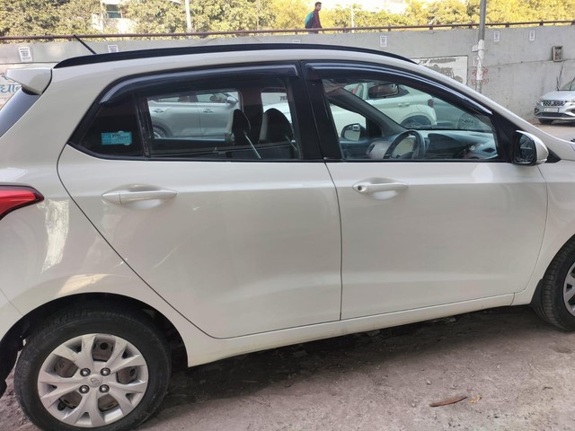 Second-hand 2016 Hyundai i10 Sportz 1.1L for sale in New Delhi-8