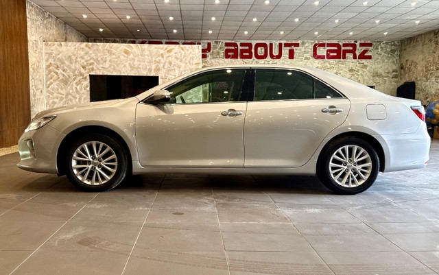 Second-hand 2017 Toyota Camry Hybrid for sale in New Delhi-2