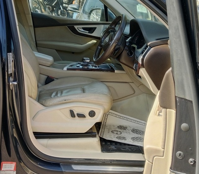Second-hand 2017 Audi Q7 45 TDI Quattro Technology for sale in Mumbai-12