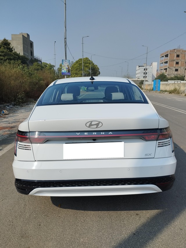 Second-hand 2023 Hyundai Verna SX IVT for sale in New Delhi-2