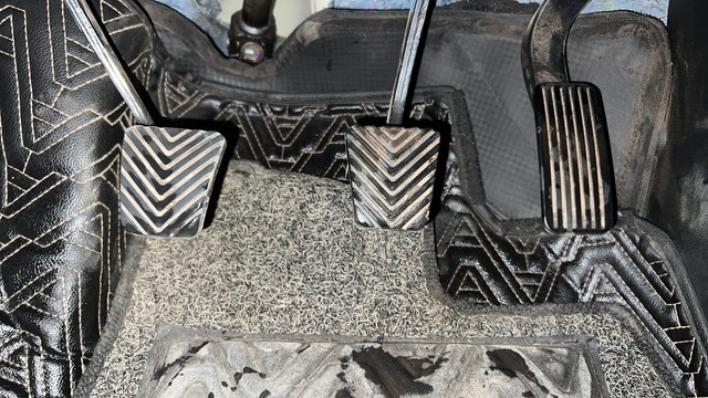 Second-hand 2024 Hyundai Alcazar Platinum AE 7Str Diesel for sale in Thane-14