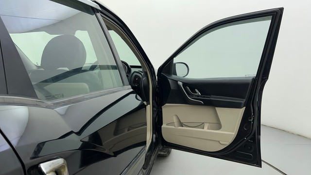 Second-hand 2016 Mahindra XUV500 W5 for sale in Ahmedabad-16