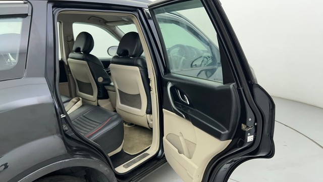 Second-hand 2016 Mahindra XUV500 W5 for sale in Ahmedabad-38