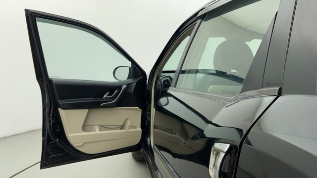 Second-hand 2016 Mahindra XUV500 W5 for sale in Ahmedabad-31