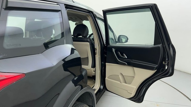 Second-hand 2016 Mahindra XUV500 W5 for sale in Ahmedabad-32