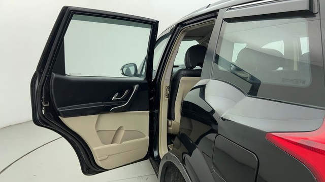 Second-hand 2016 Mahindra XUV500 W5 for sale in Ahmedabad-24