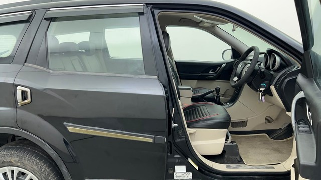 Second-hand 2016 Mahindra XUV500 W5 for sale in Ahmedabad-15