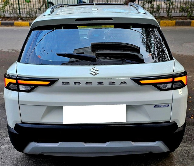 Second-hand 2023 Maruti Suzuki Brezza Zxi AT for sale in New Delhi-2