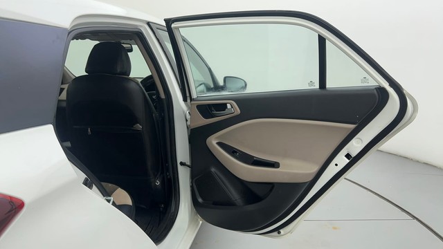 Second-hand 2015 Hyundai i20 Sportz 1.2 for sale in Ahmedabad-33