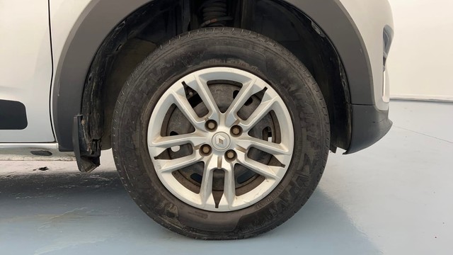 Second-hand 2023 Renault Triber RXT for sale in Lucknow-17