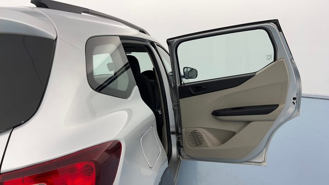 Second-hand 2023 Renault Triber RXT for sale in Lucknow-25