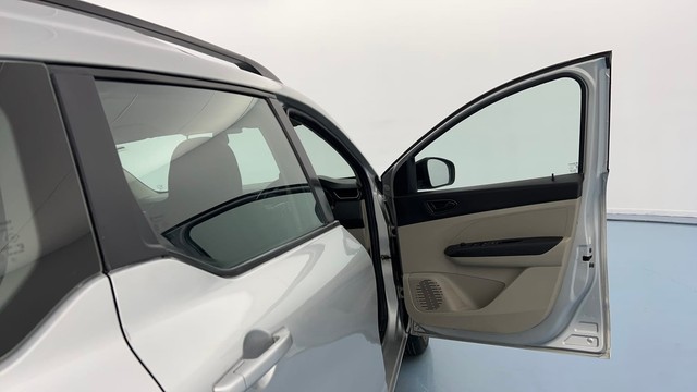 Second-hand 2023 Renault Triber RXT for sale in Lucknow-16