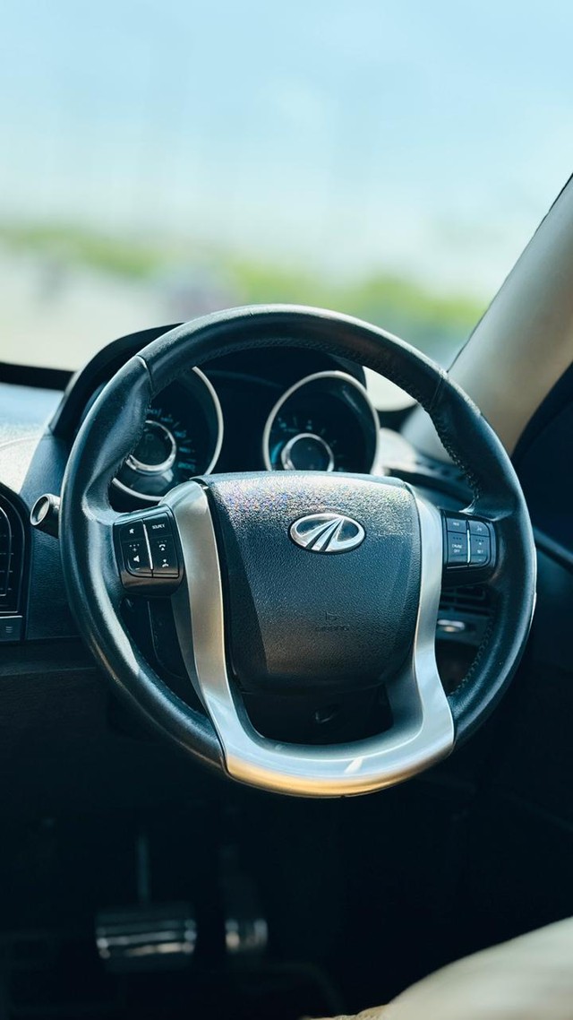 Second-hand 2020 Mahindra XUV500 W11 AT BSIV for sale in Surat-12