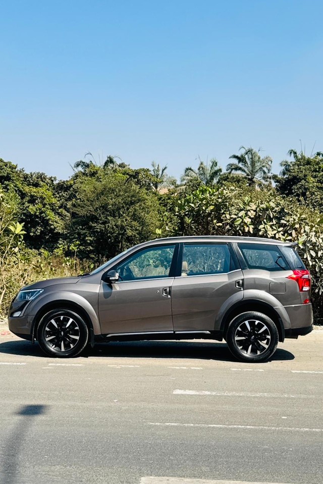 Second-hand 2020 Mahindra XUV500 W11 AT BSIV for sale in Surat-3