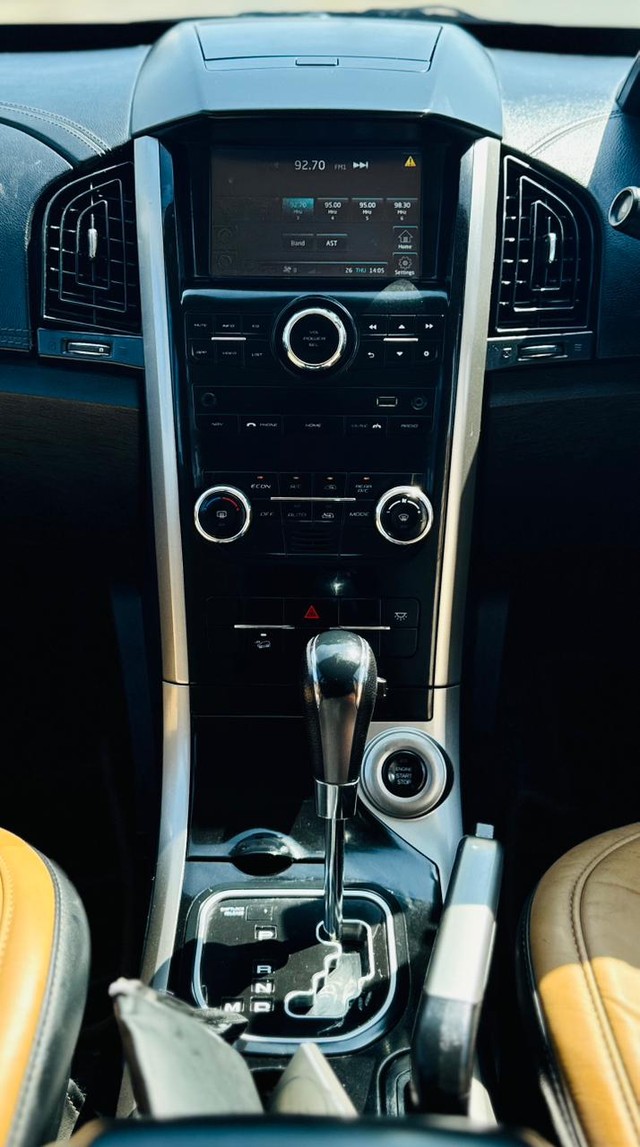 Second-hand 2020 Mahindra XUV500 W11 AT BSIV for sale in Surat-11