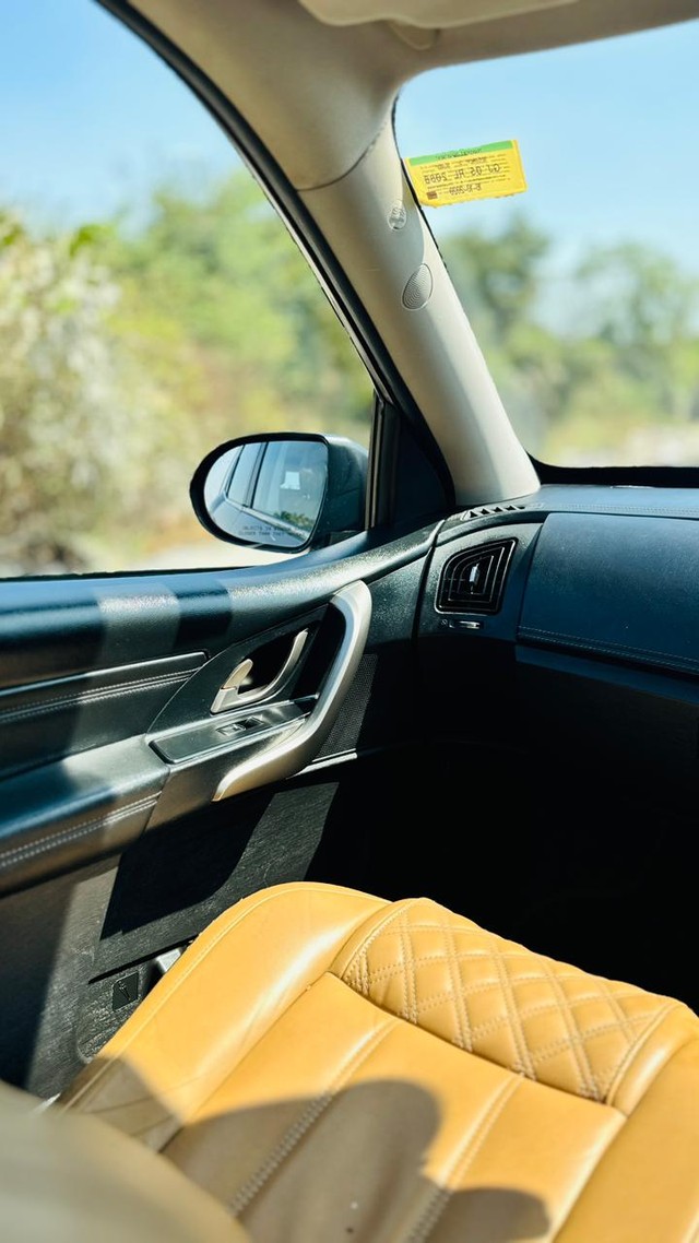 Second-hand 2020 Mahindra XUV500 W11 AT BSIV for sale in Surat-7