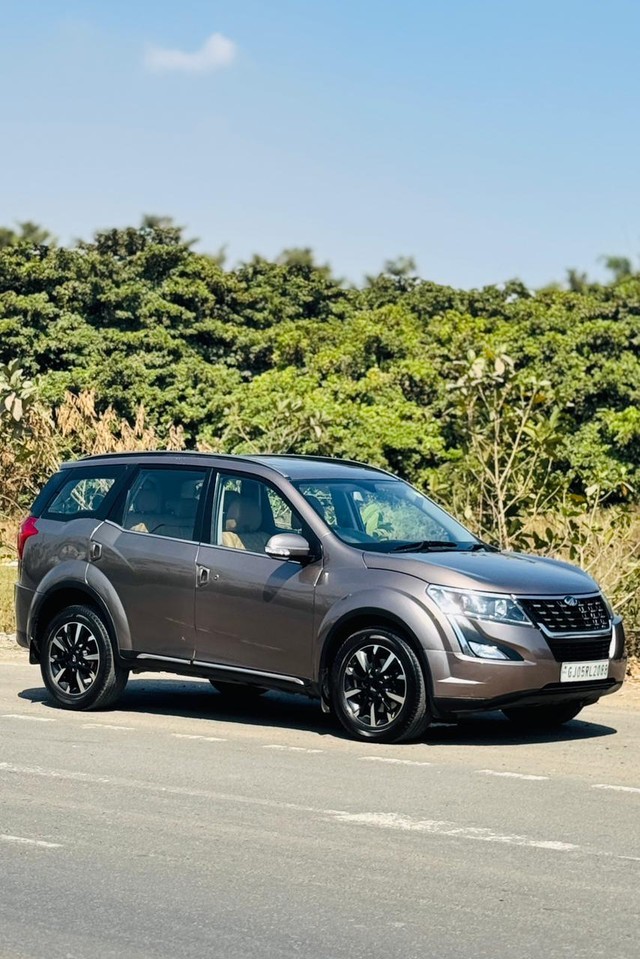 Second-hand 2020 Mahindra XUV500 W11 AT BSIV for sale in Surat-6