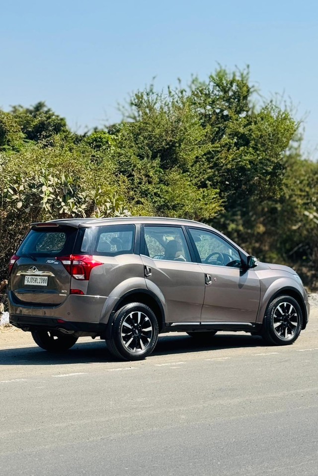 Second-hand 2020 Mahindra XUV500 W11 AT BSIV for sale in Surat-18