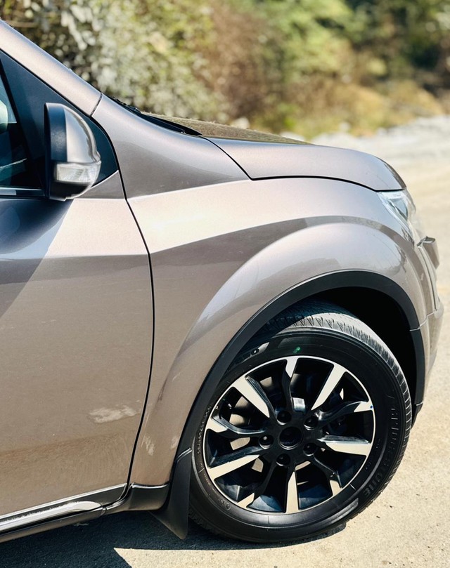 Second-hand 2020 Mahindra XUV500 W11 AT BSIV for sale in Surat-5