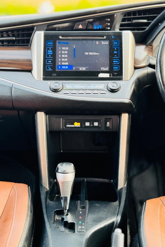 Second-hand 2016 Toyota Innova 2.5 G (Diesel) 7 Seater BS IV for sale in Surat-14