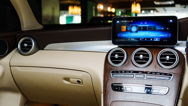 Second-hand 2020 Mercedes-Benz GLC 200 for sale in New Delhi-18