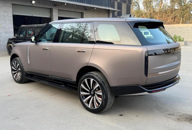 Second-hand 2023 Land Rover Range Rover 3.0 l LWB HSE PHEV for sale in New Delhi-3