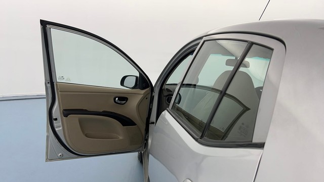 Second-hand 2015 Hyundai i10 Sportz 1.1L for sale in Lucknow-31