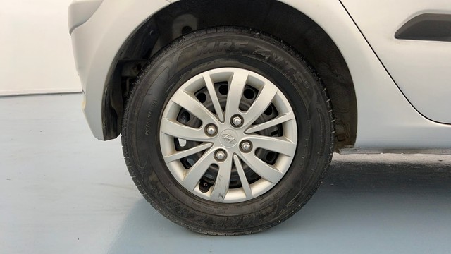 Second-hand 2015 Hyundai i10 Sportz 1.1L for sale in Lucknow-18